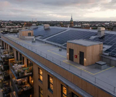 Energieffektiv byggnad med solceller och tydliga brandskyddsåtgärder